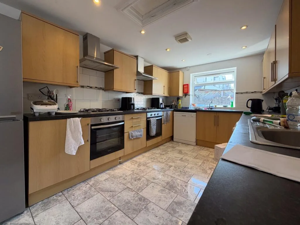 8 bedroom terraced house for rent