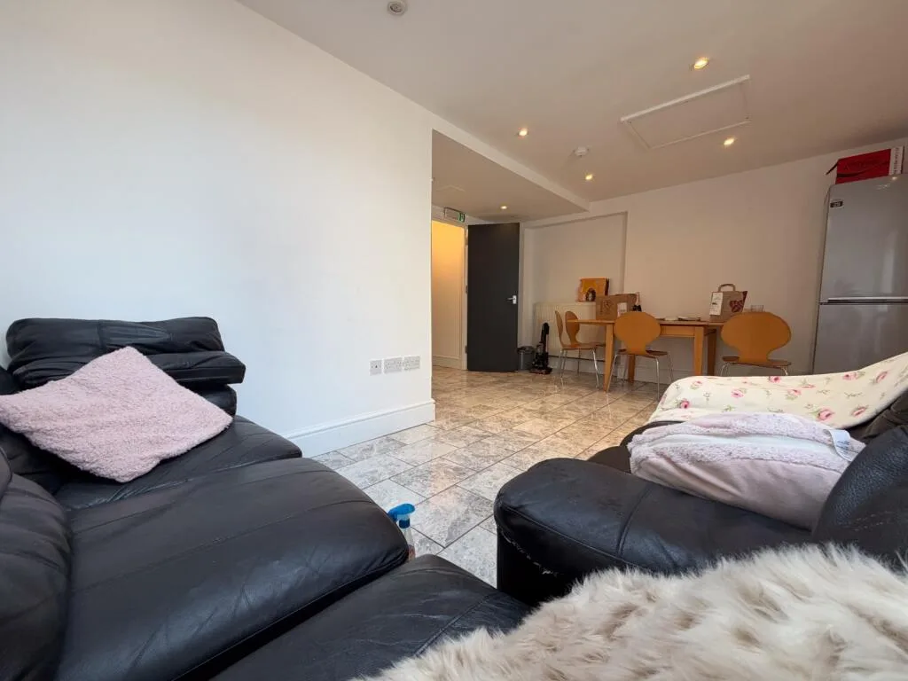 8 bedroom terraced house for rent