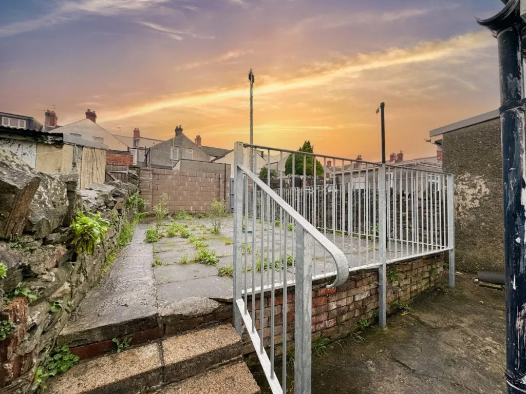 5 bedroom terraced house for rent