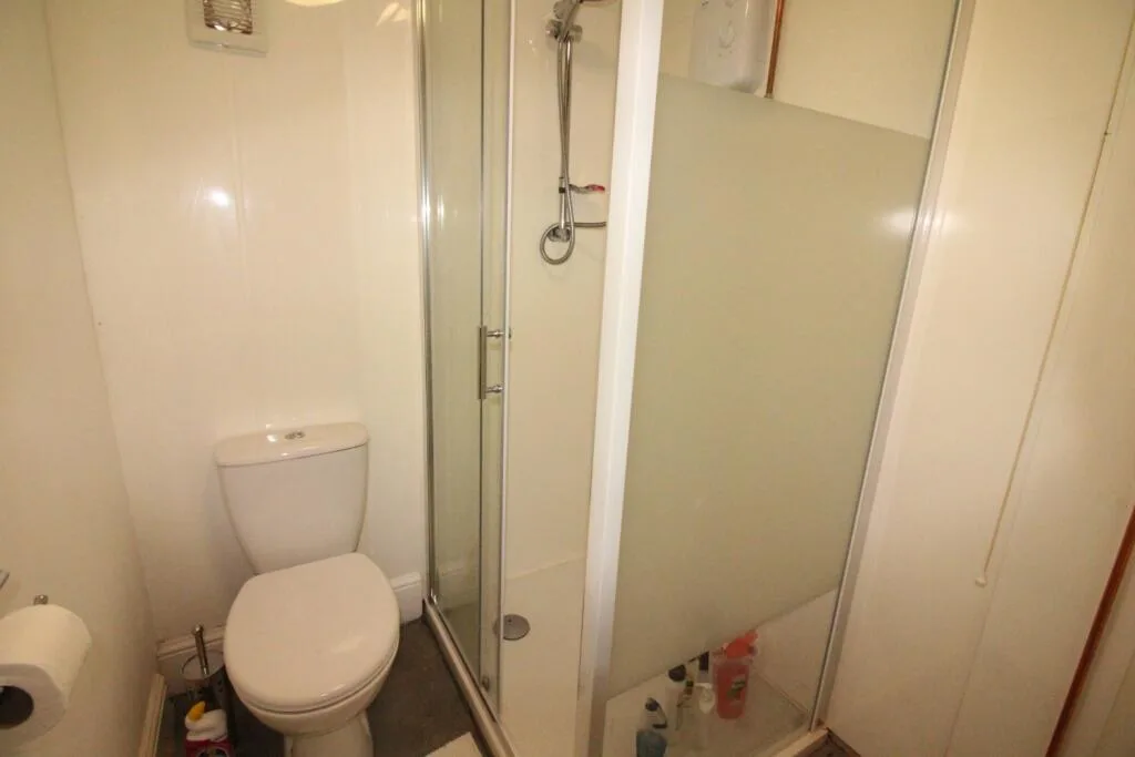 5 bedroom end of terrace house for rent