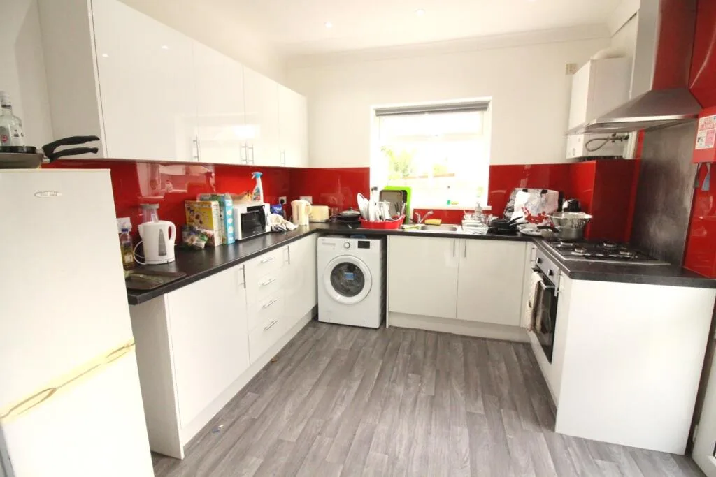 5 bedroom end of terrace house for rent