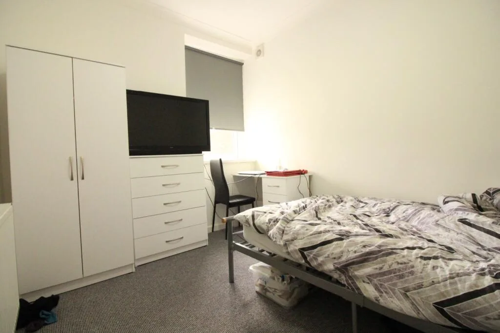 5 bedroom end of terrace house for rent