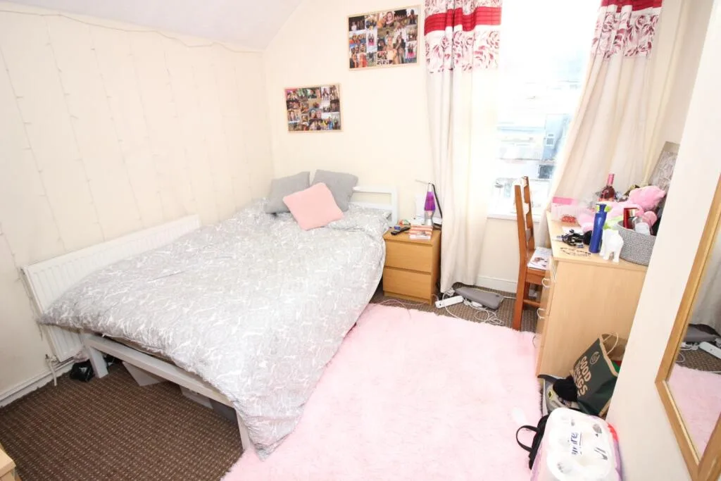 5 bedroom terraced house for rent