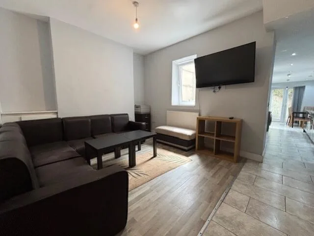 6 bedroom house for rent