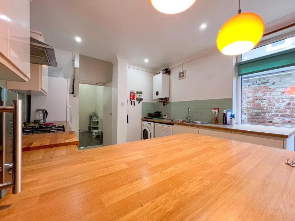 6 bedroom terraced house for rent