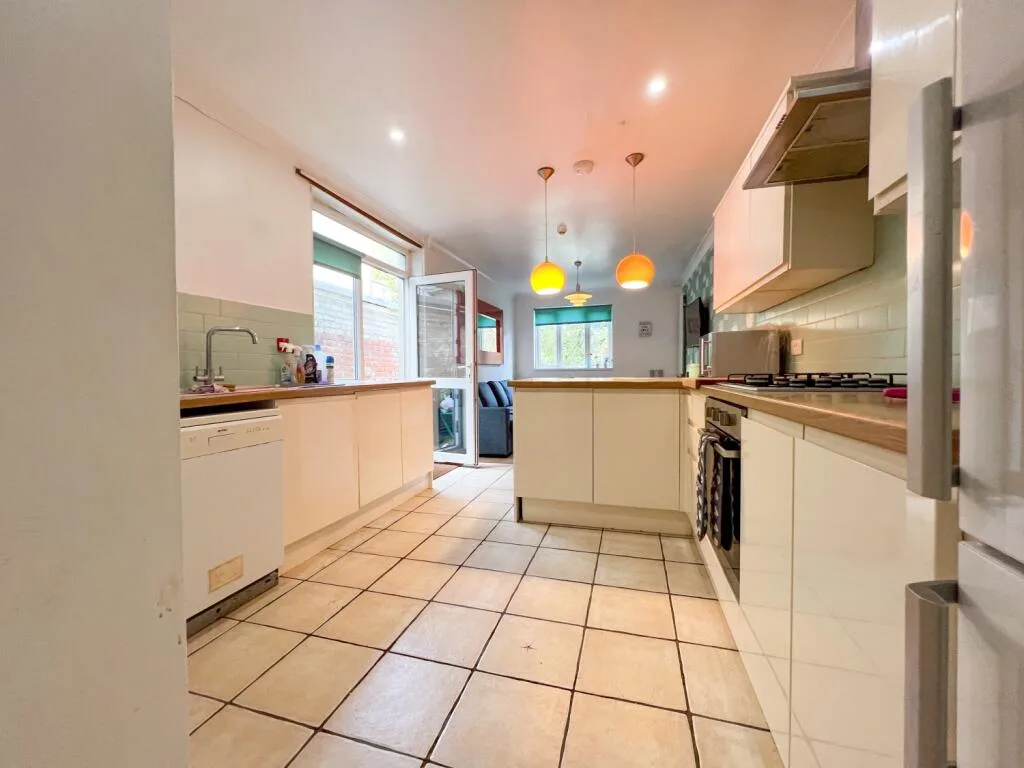 6 bedroom terraced house for rent