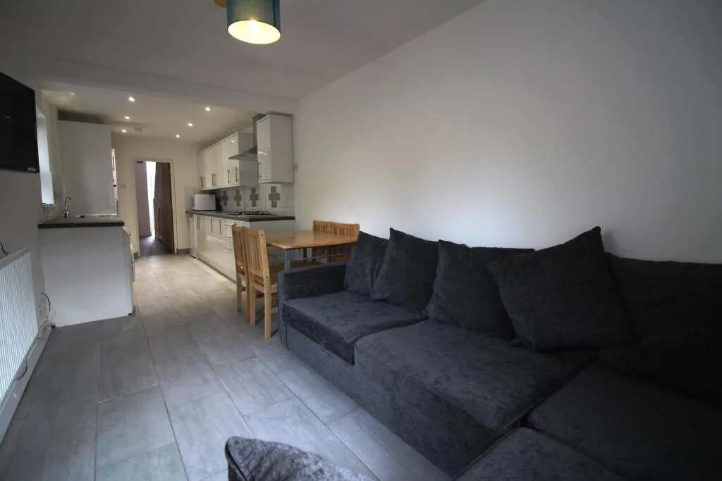 6 bedroom house for rent