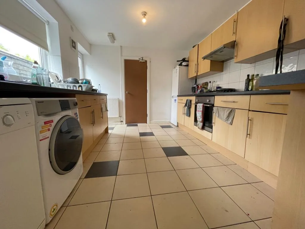6 bedroom terraced house for rent