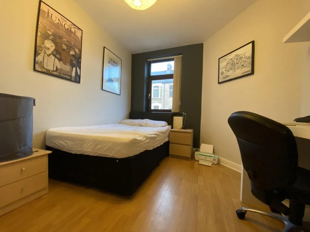 8 bedroom end of terrace house for rent