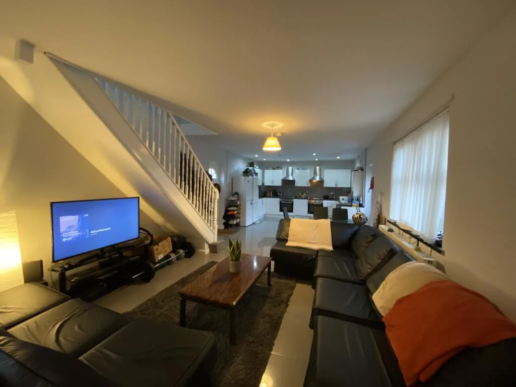 8 bedroom end of terrace house for rent