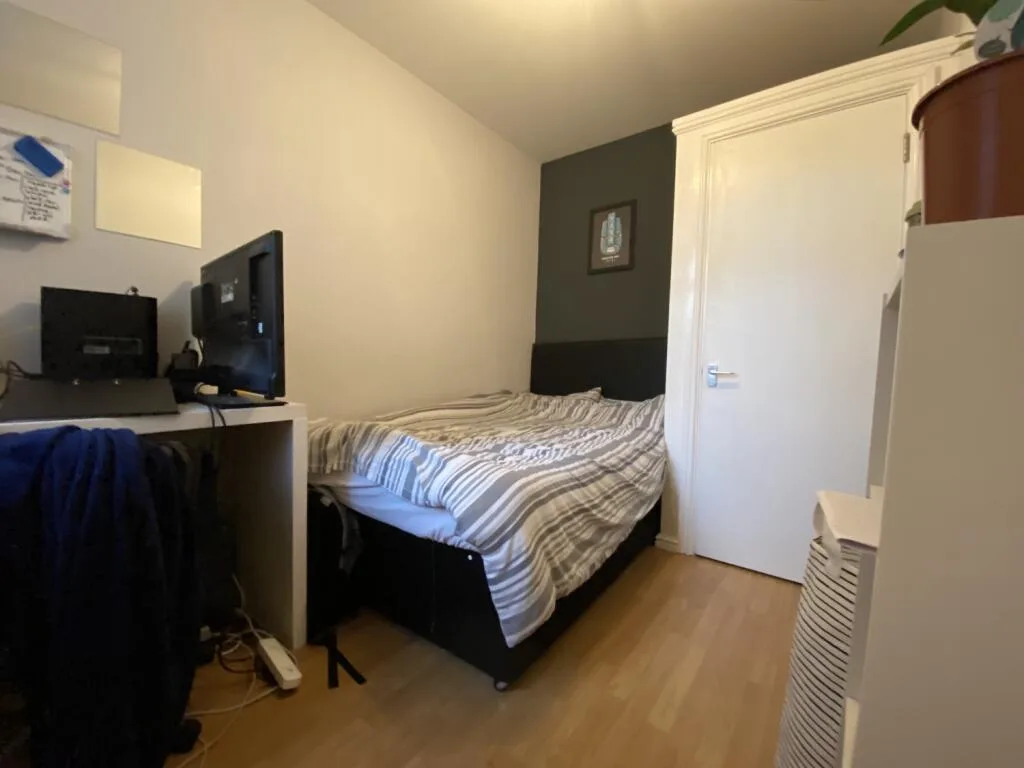 8 bedroom end of terrace house for rent