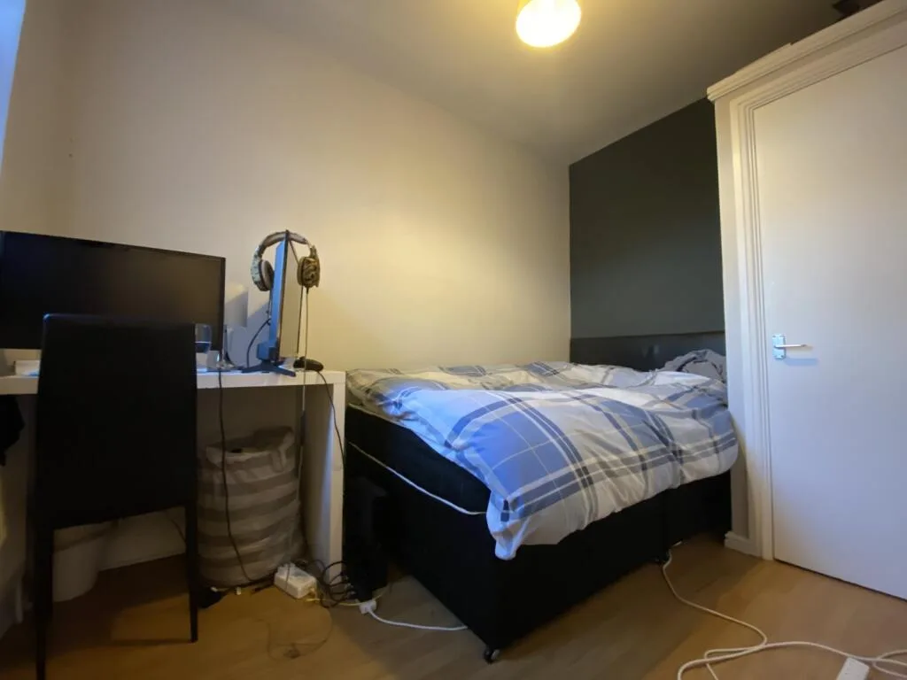 8 bedroom end of terrace house for rent