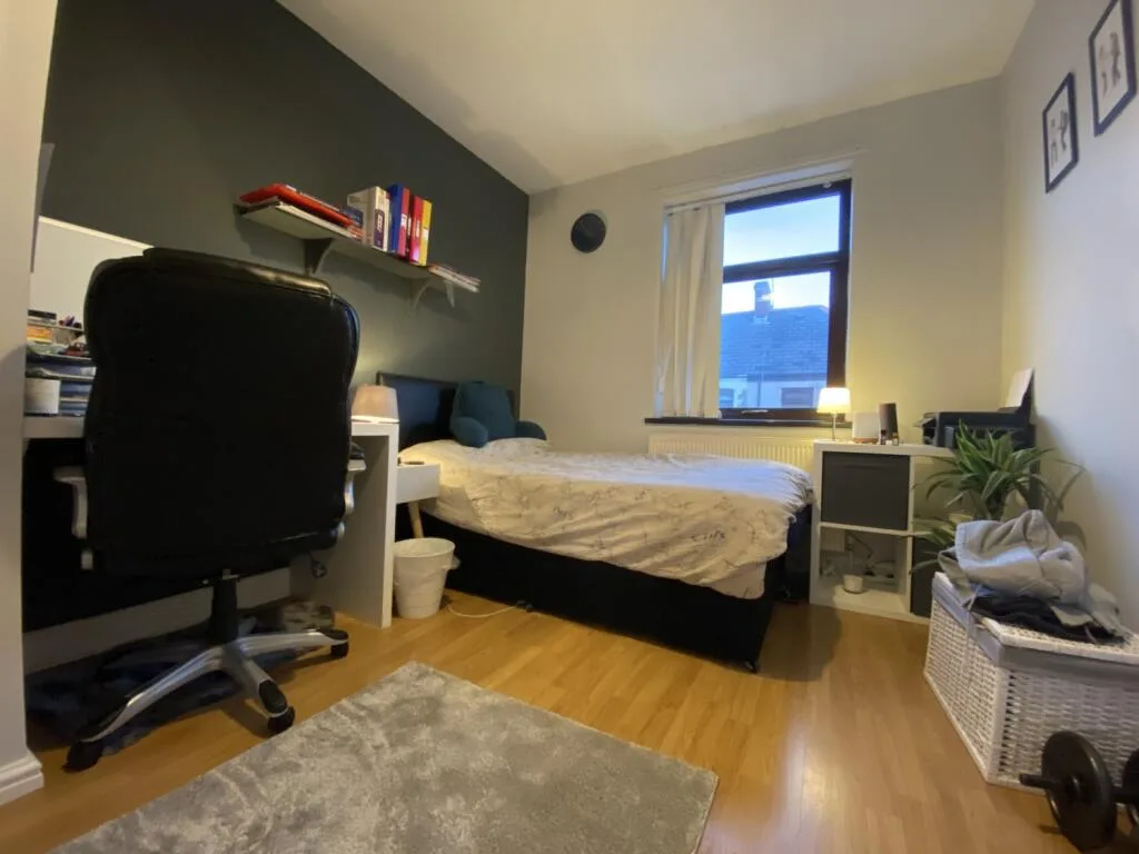 8 bedroom end of terrace house for rent