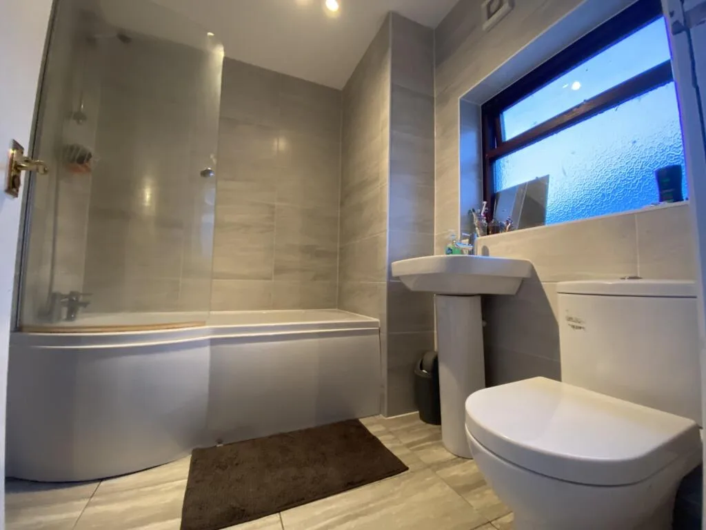 8 bedroom end of terrace house for rent