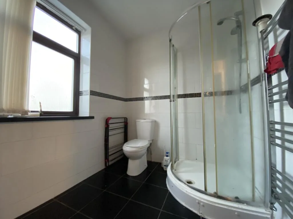 8 bedroom end of terrace house for rent