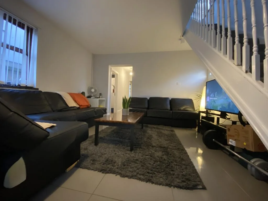 8 bedroom end of terrace house for rent