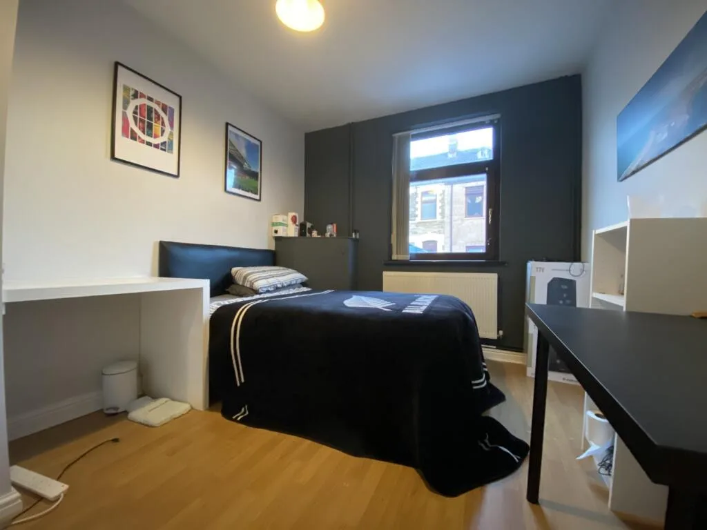 8 bedroom end of terrace house for rent