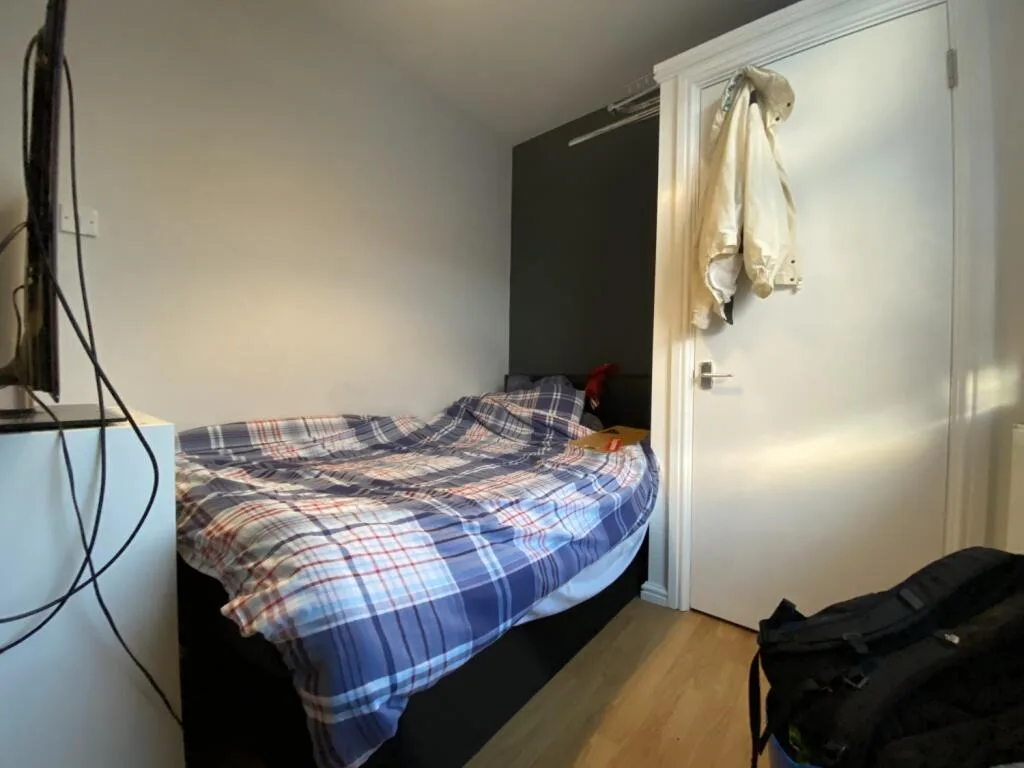 8 bedroom end of terrace house for rent