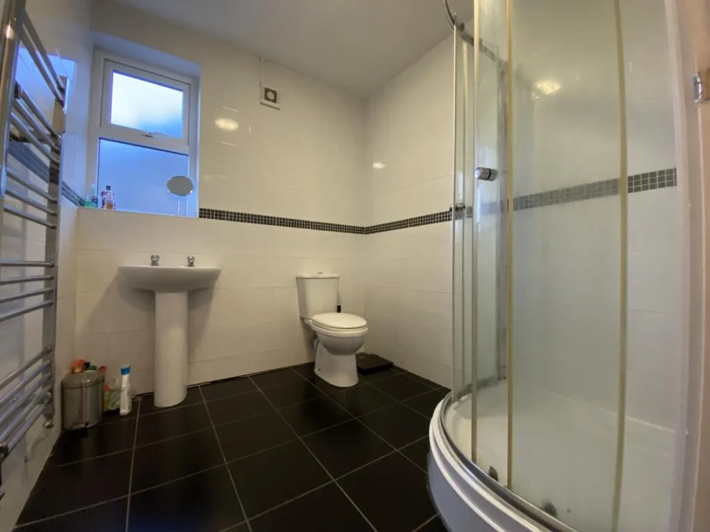 8 bedroom end of terrace house for rent
