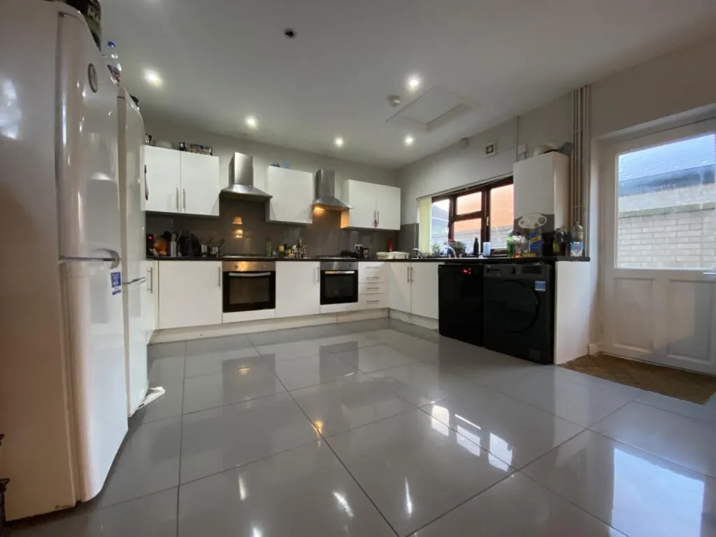 8 bedroom end of terrace house for rent
