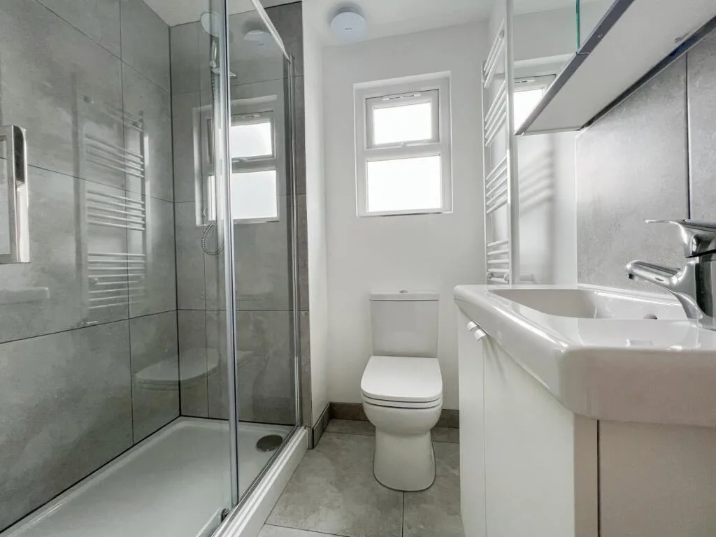 8 bedroom end of terrace house for rent