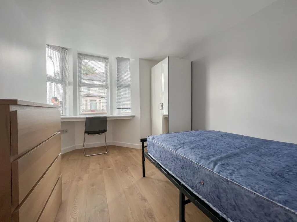 8 bedroom end of terrace house for rent
