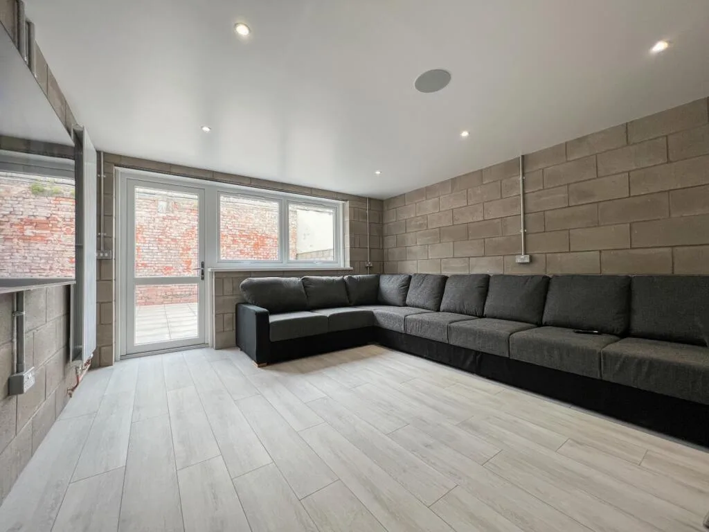 8 bedroom end of terrace house for rent