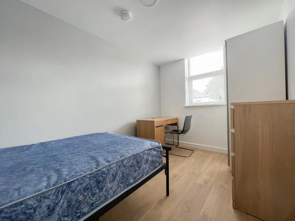 8 bedroom end of terrace house for rent