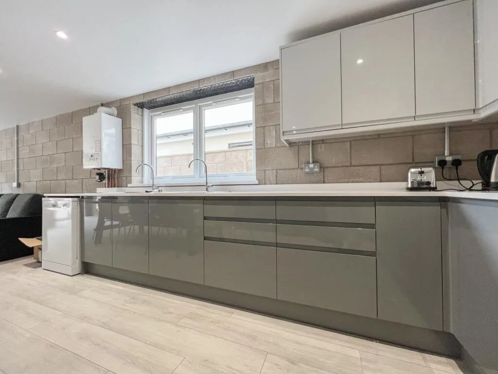 8 bedroom end of terrace house for rent