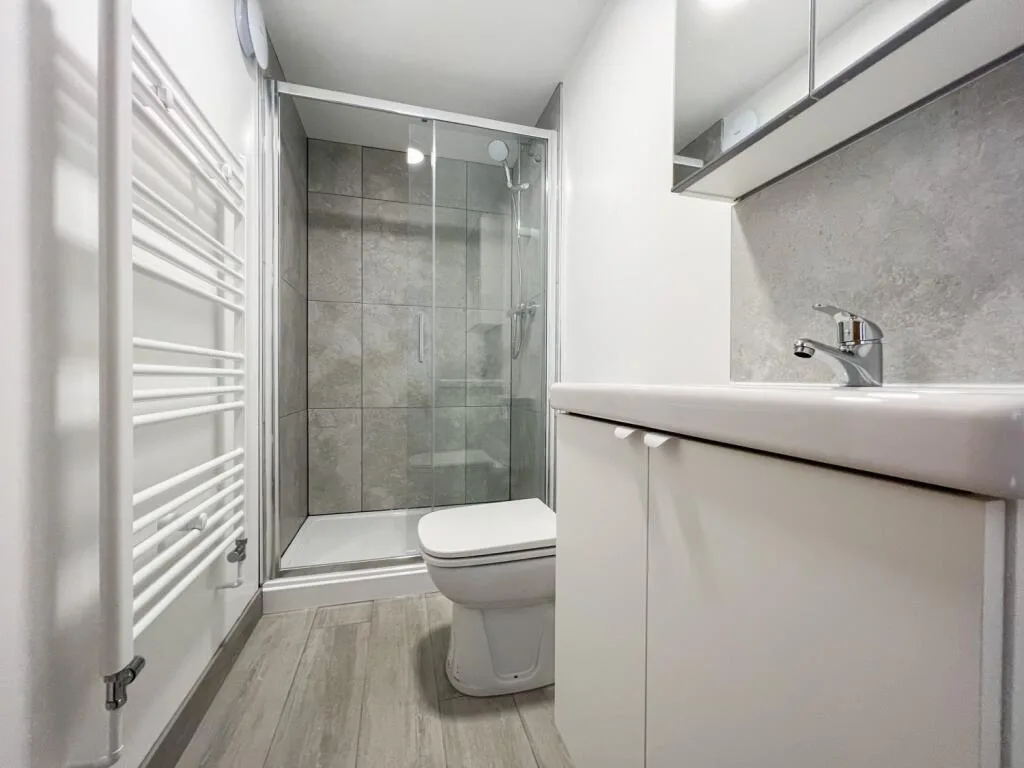 8 bedroom end of terrace house for rent