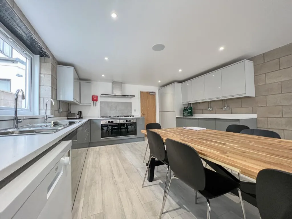 8 bedroom end of terrace house for rent