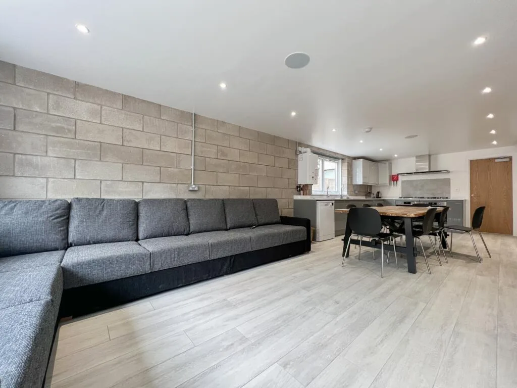 8 bedroom end of terrace house for rent