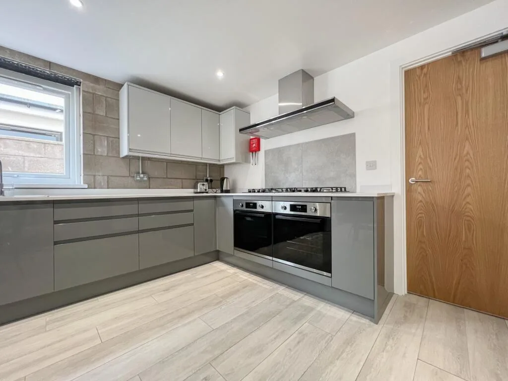 8 bedroom end of terrace house for rent