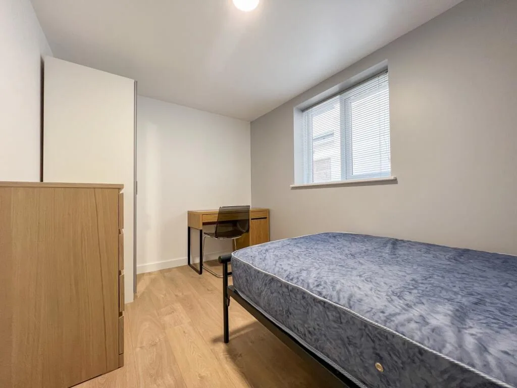 8 bedroom end of terrace house for rent