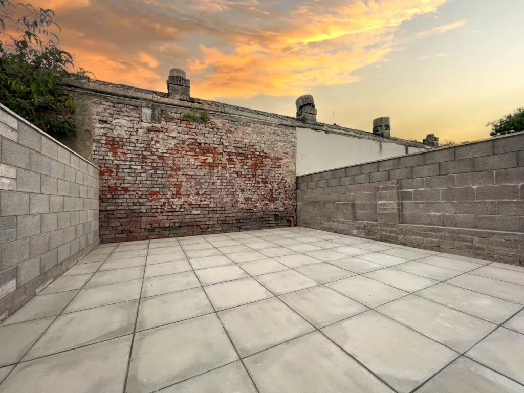 8 bedroom end of terrace house for rent