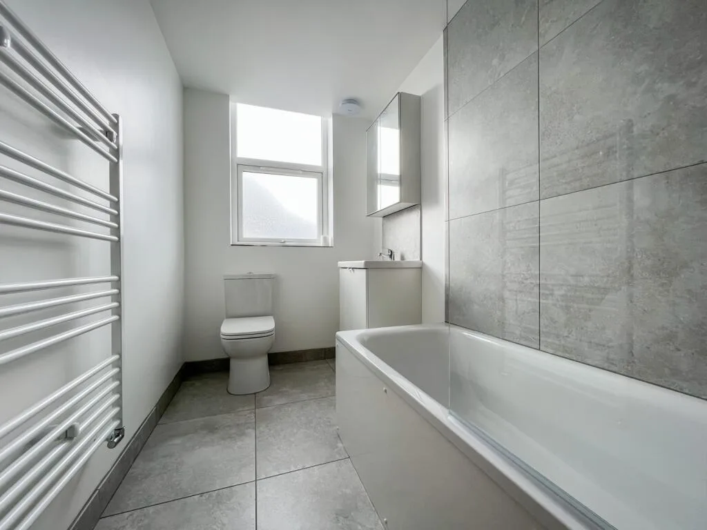 8 bedroom end of terrace house for rent