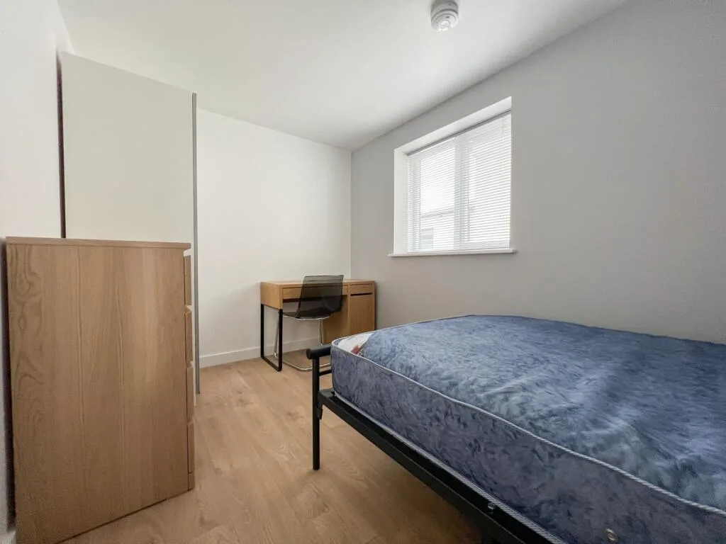 8 bedroom end of terrace house for rent