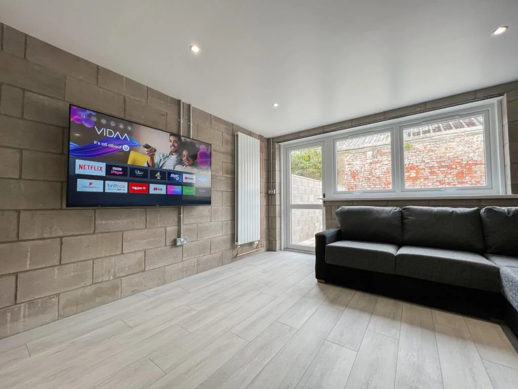 8 bedroom end of terrace house for rent