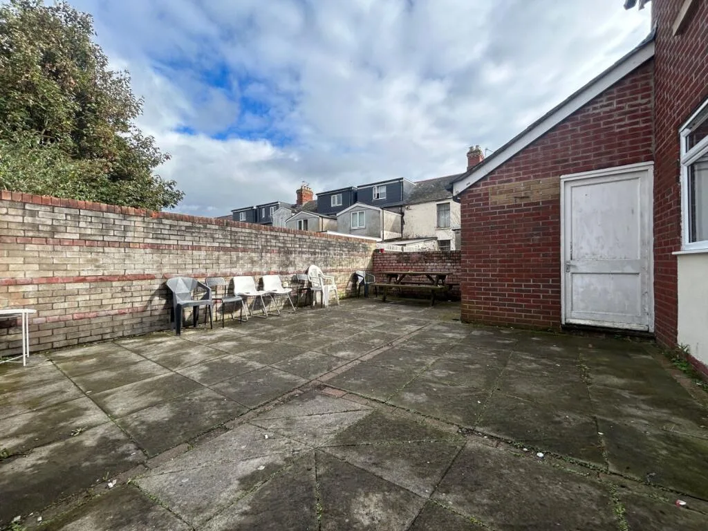 6 bedroom terraced house for rent