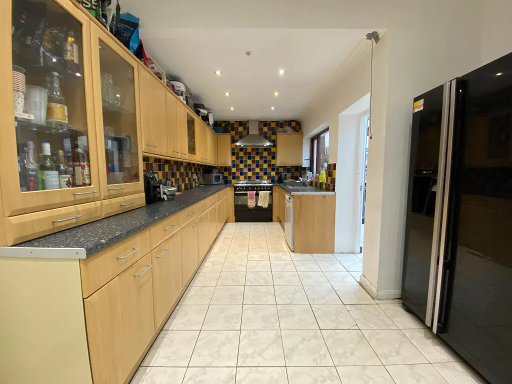 5 bedroom end of terrace house for rent