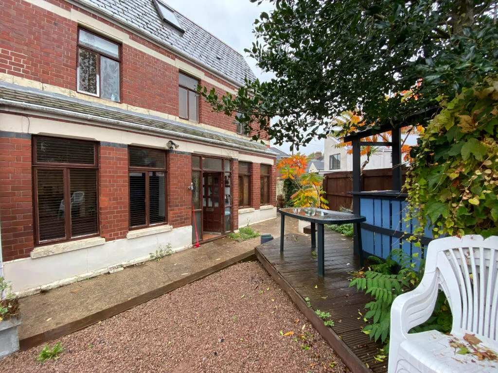 5 bedroom end of terrace house for rent