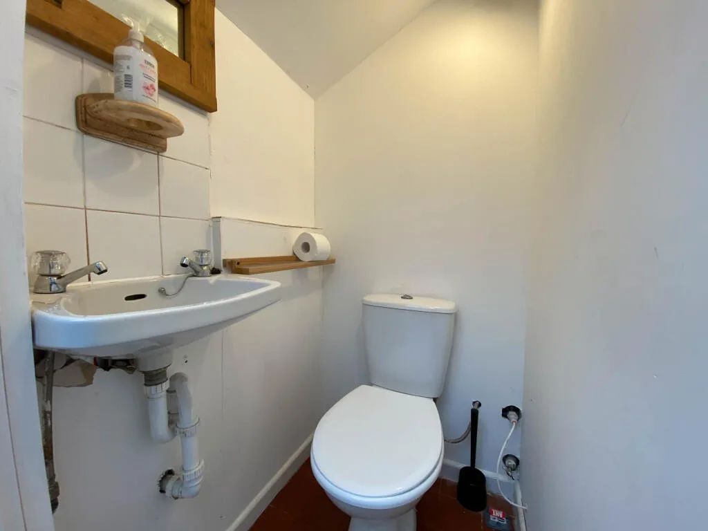 5 bedroom end of terrace house for rent