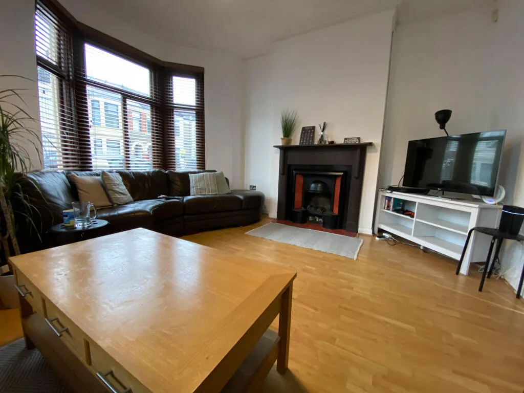 5 bedroom end of terrace house for rent