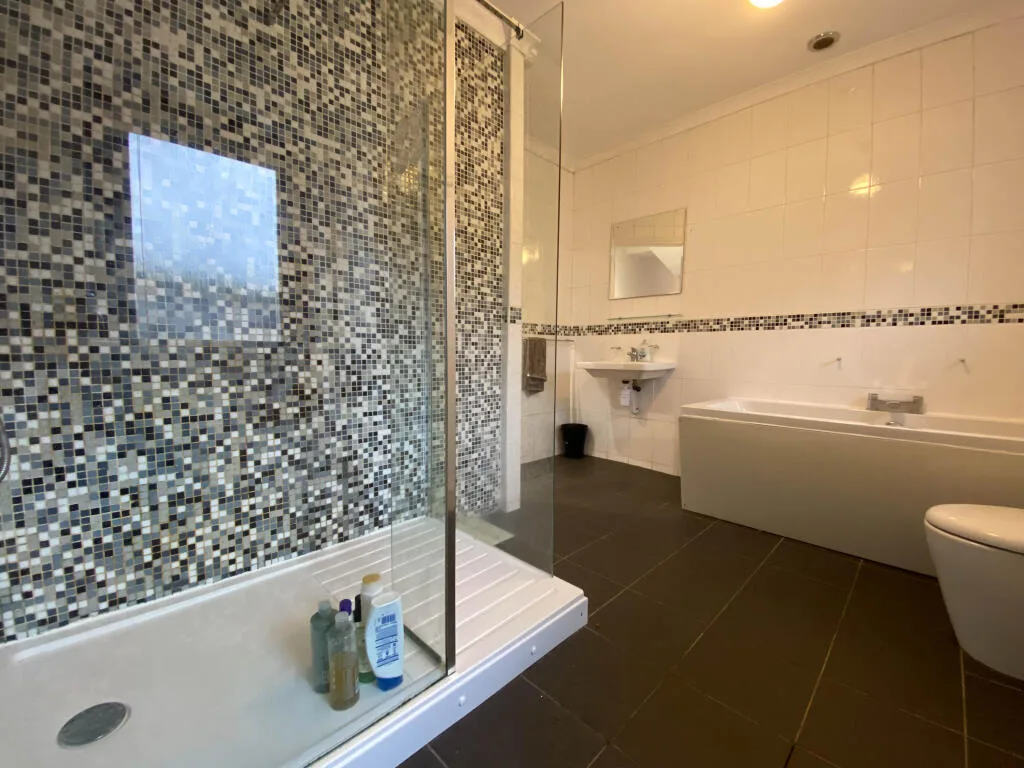 5 bedroom end of terrace house for rent