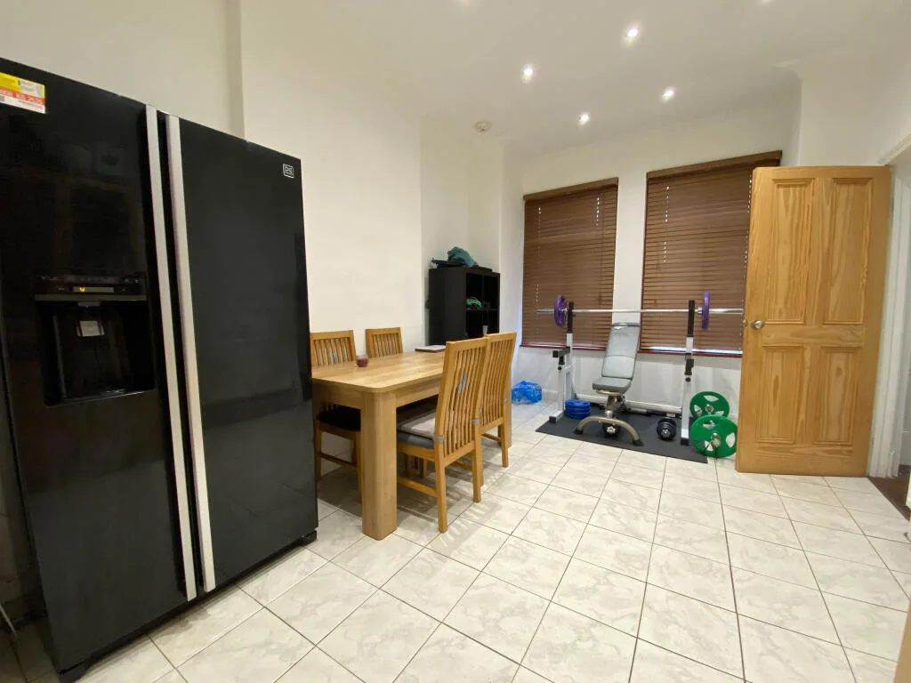 5 bedroom end of terrace house for rent