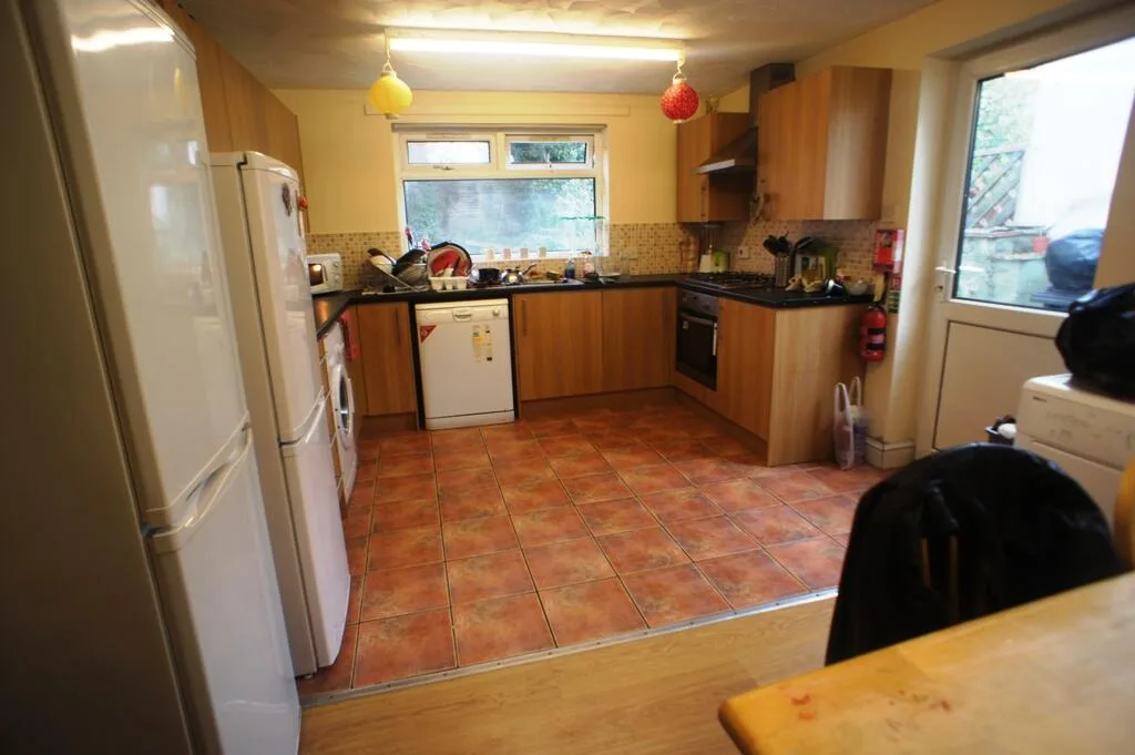 5 bedroom end of terrace house for rent