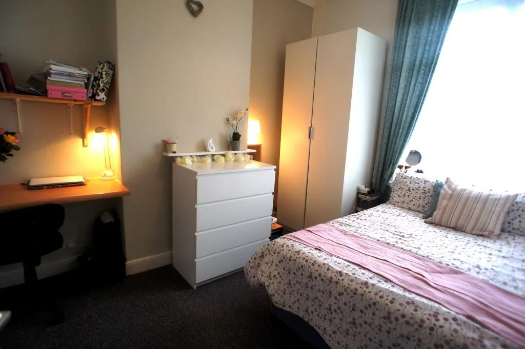 5 bedroom end of terrace house for rent