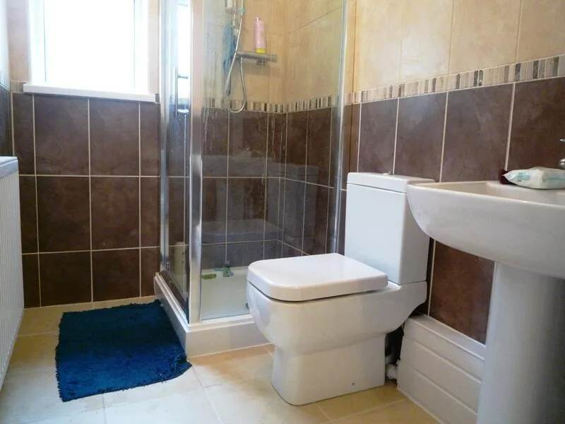 5 bedroom end of terrace house for rent
