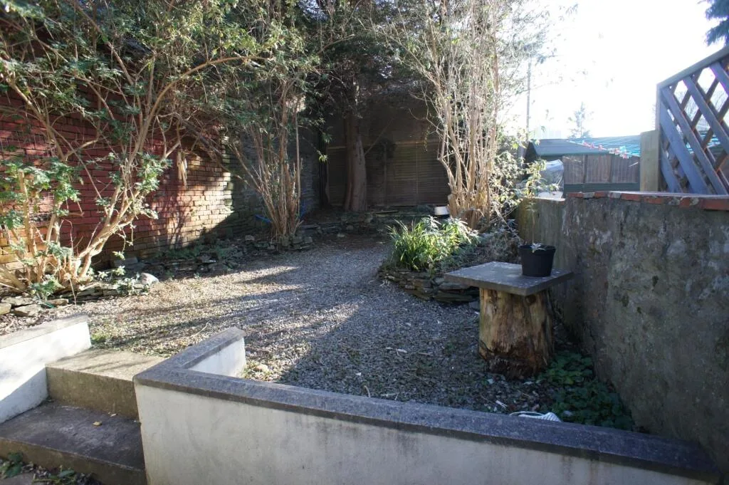 5 bedroom end of terrace house for rent