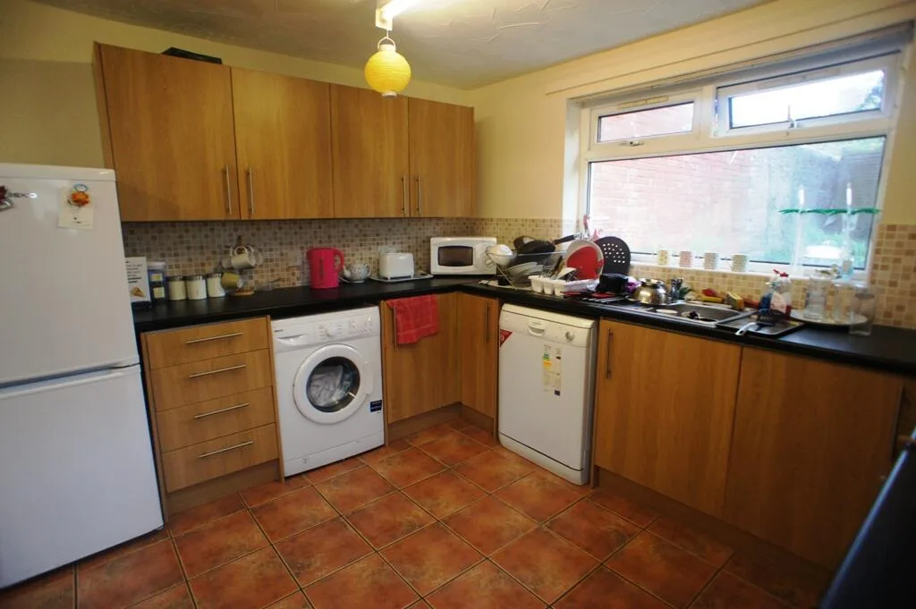 5 bedroom end of terrace house for rent